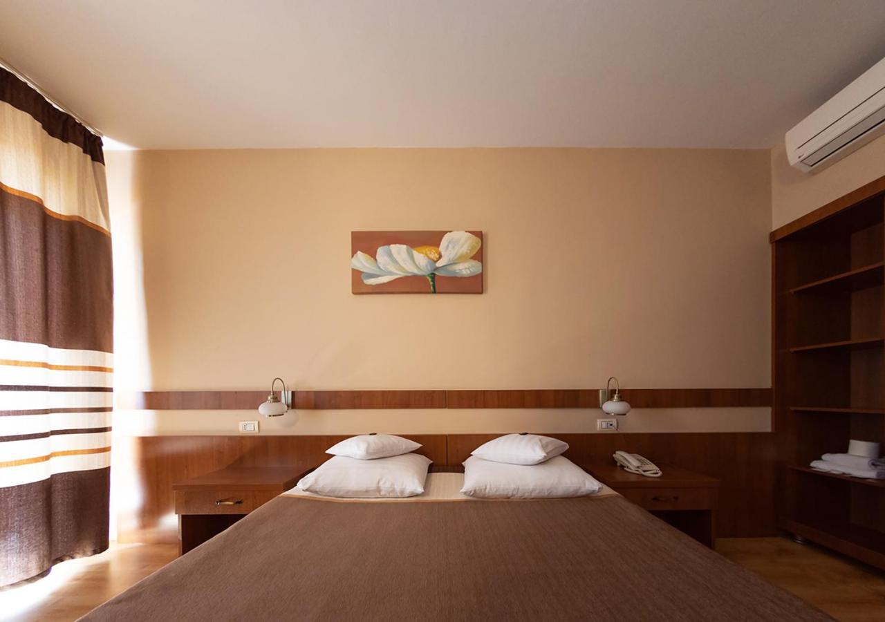 Hotel Crisana アラド エクステリア 写真