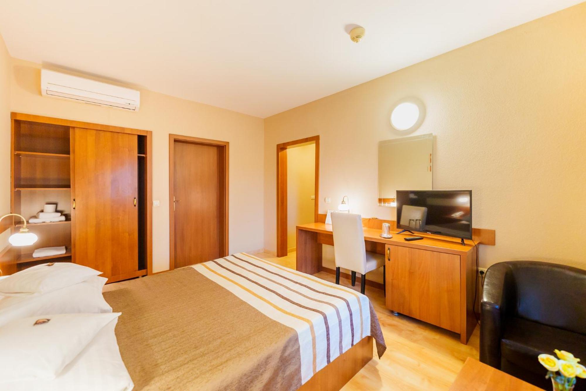 Hotel Crisana アラド エクステリア 写真