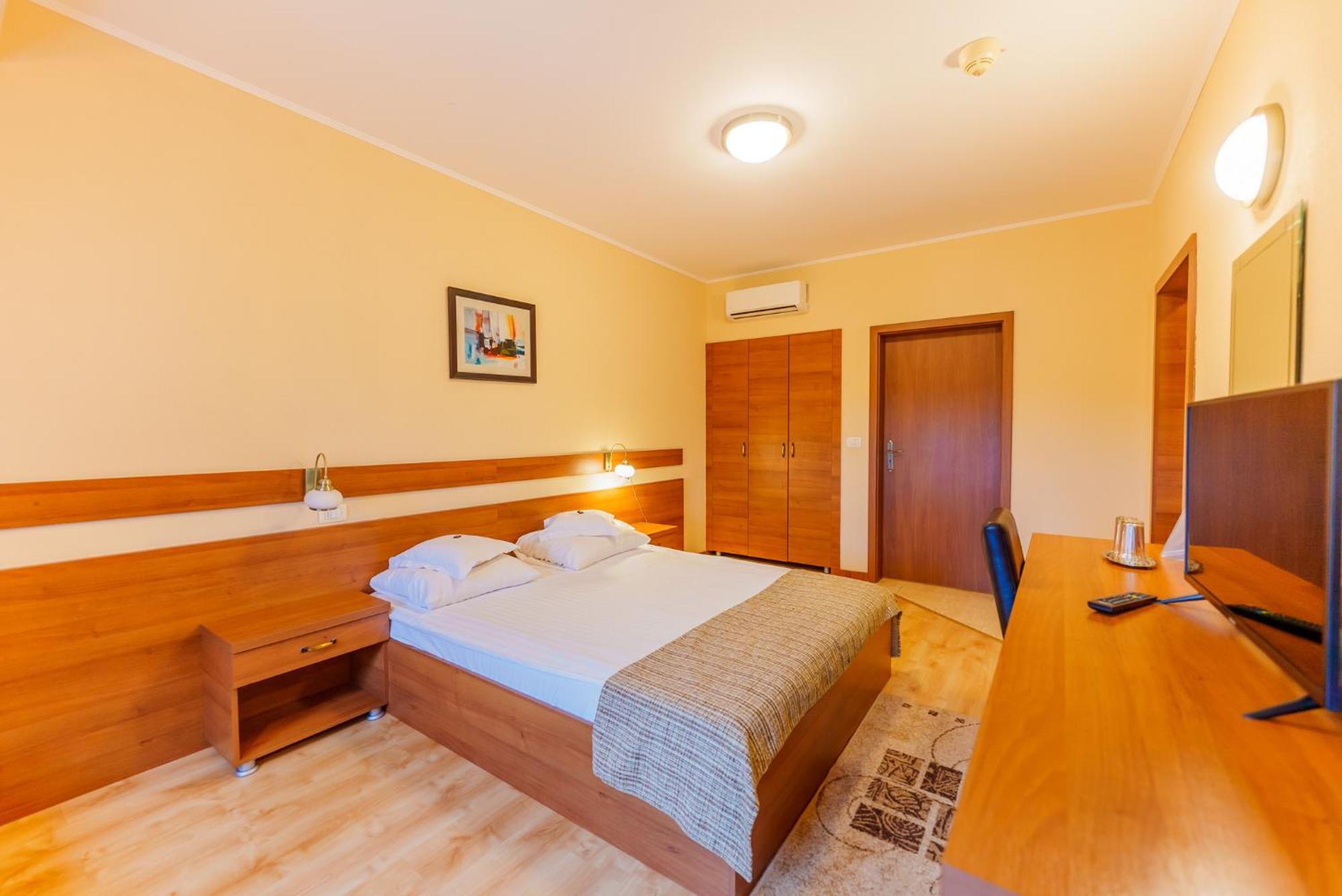 Hotel Crisana アラド エクステリア 写真