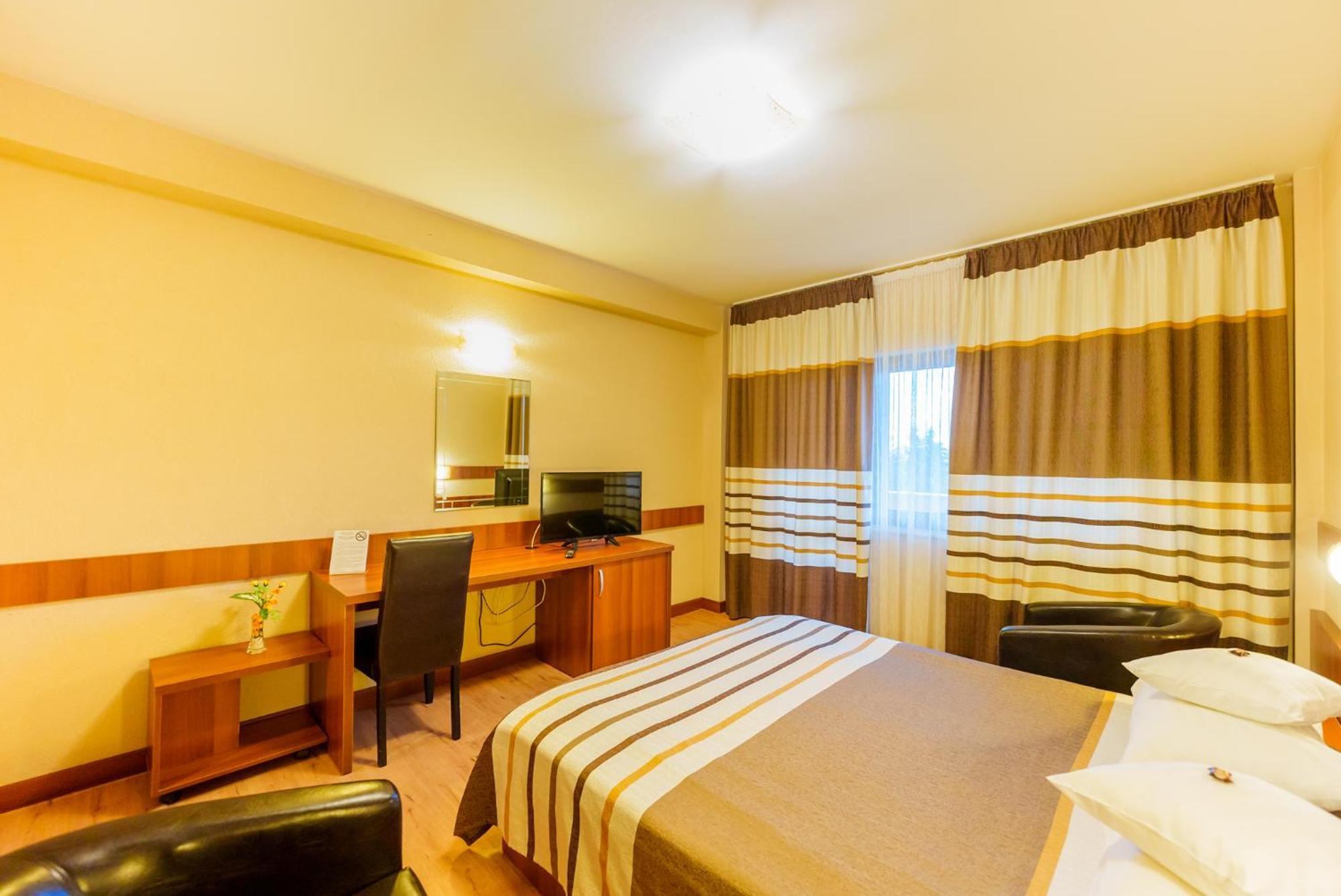 Hotel Crisana アラド エクステリア 写真