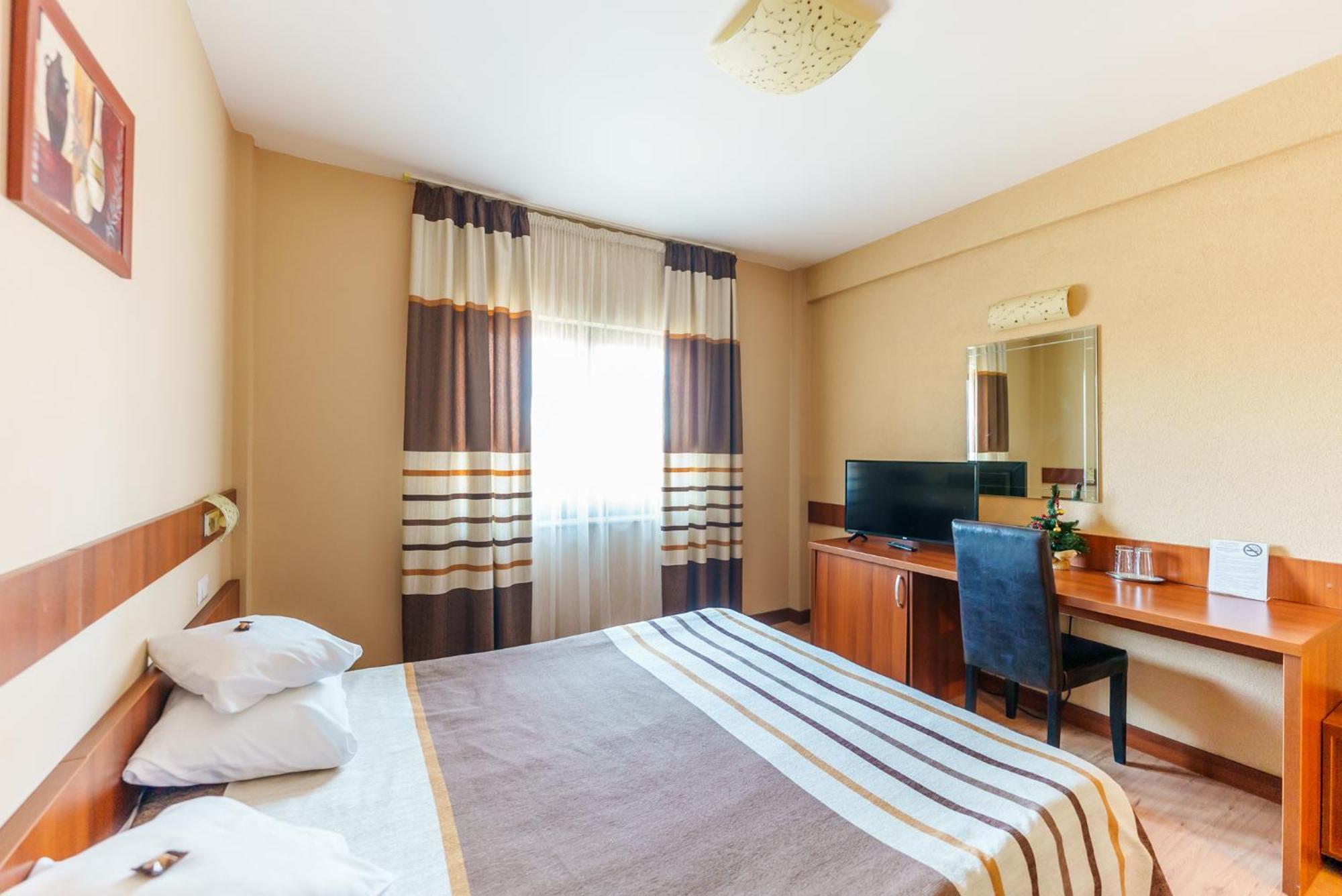 Hotel Crisana アラド エクステリア 写真