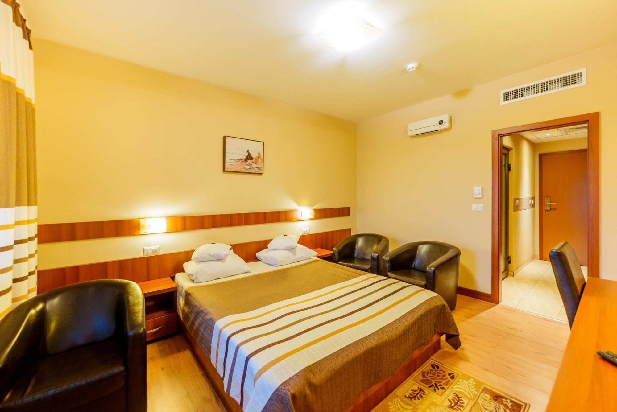 Hotel Crisana アラド エクステリア 写真
