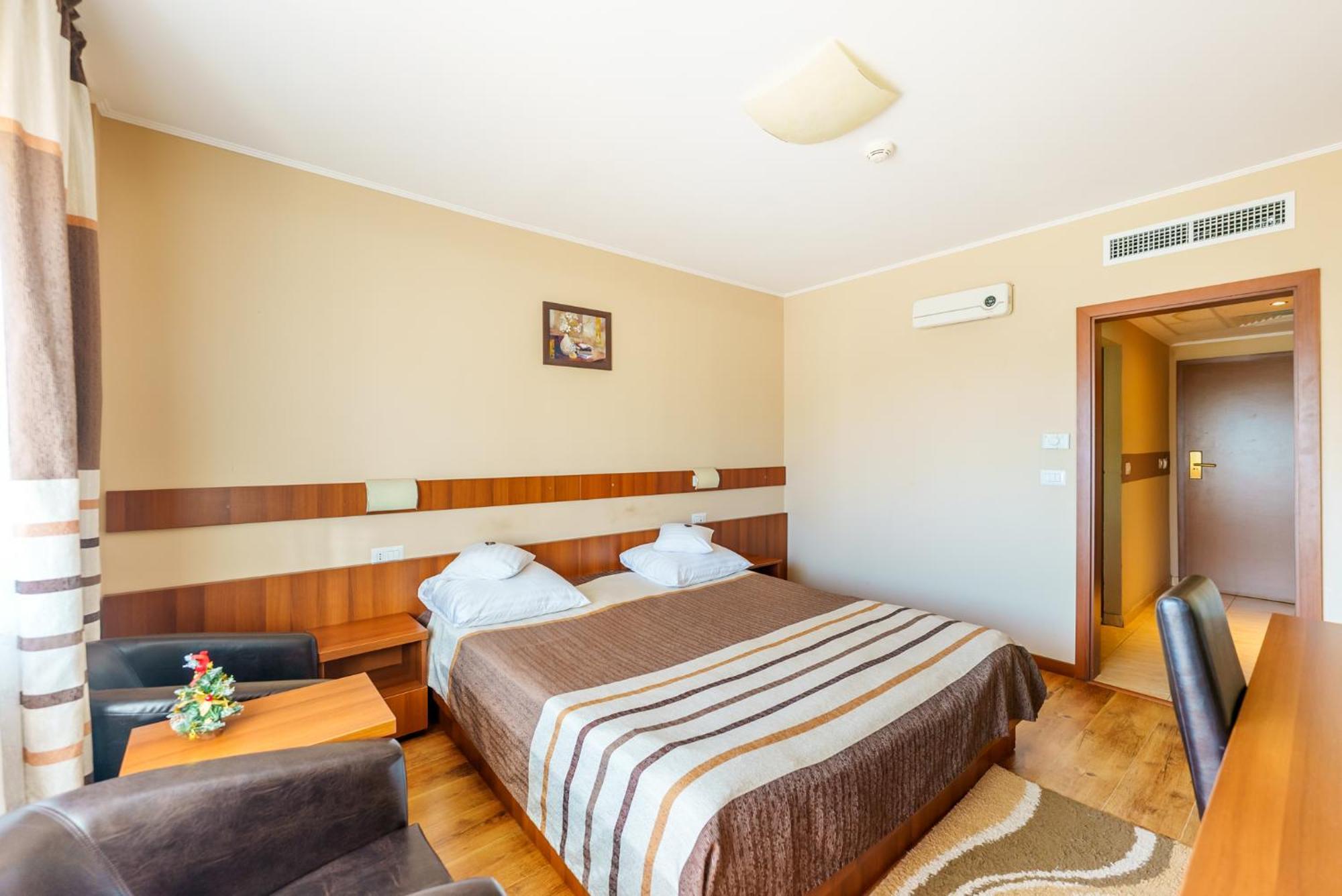 Hotel Crisana アラド エクステリア 写真