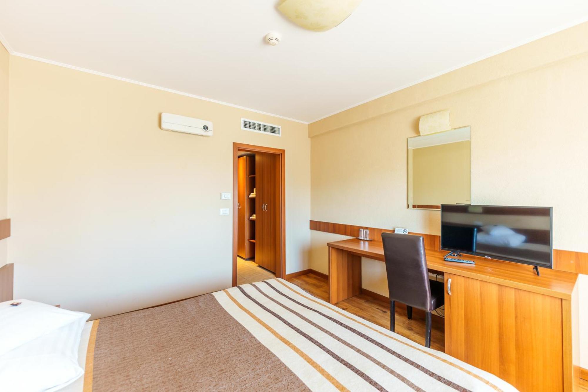 Hotel Crisana アラド エクステリア 写真