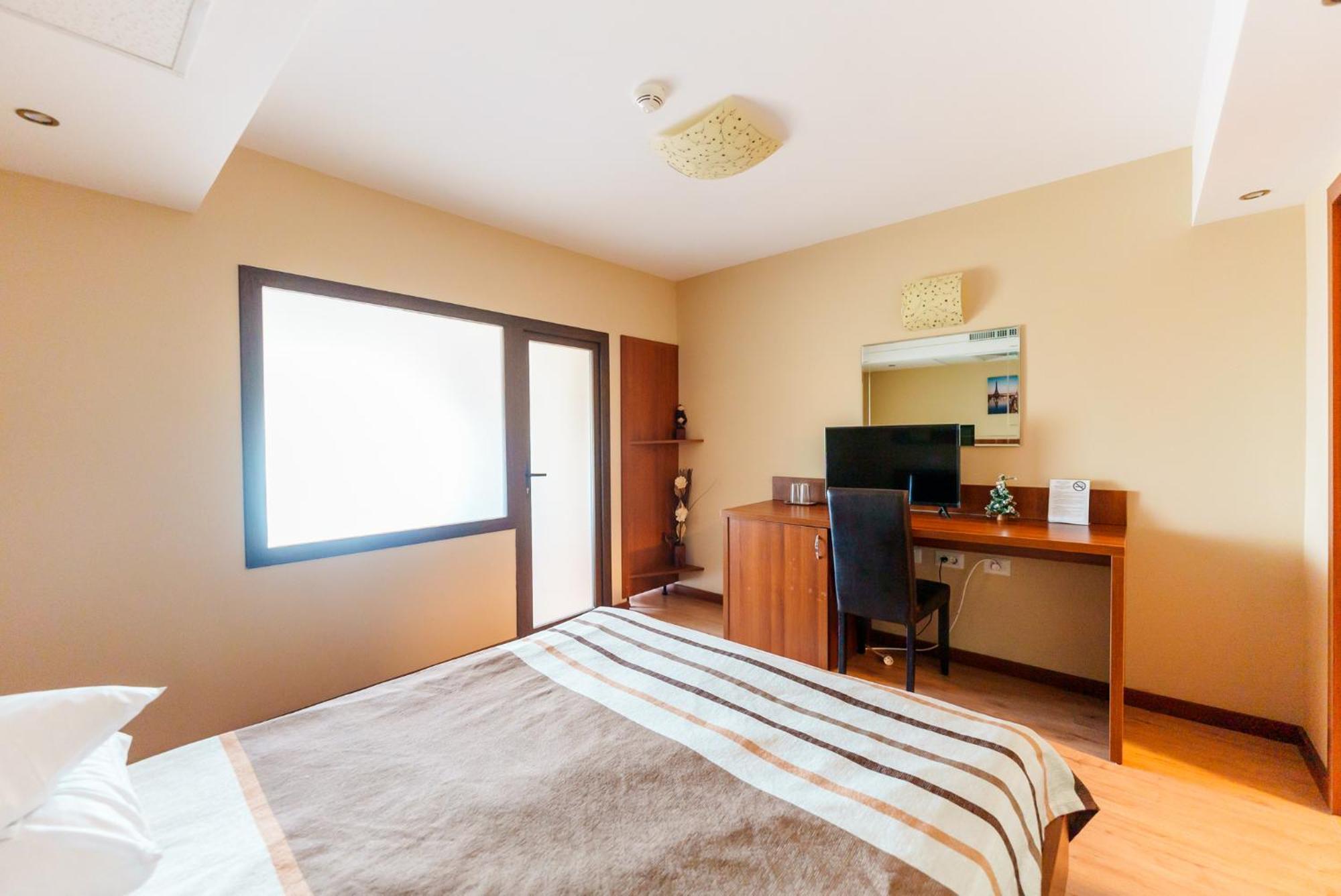 Hotel Crisana アラド エクステリア 写真
