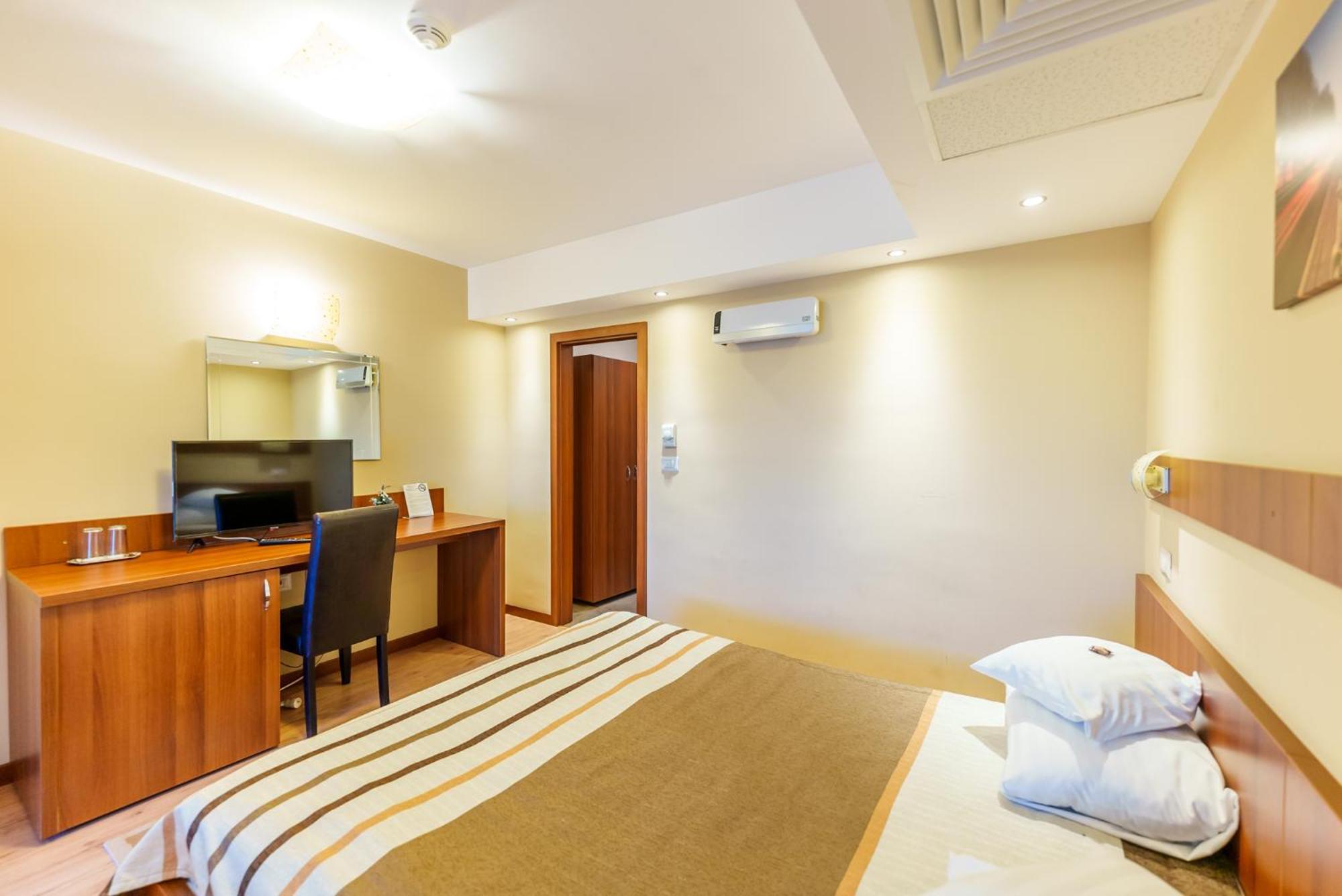 Hotel Crisana アラド エクステリア 写真